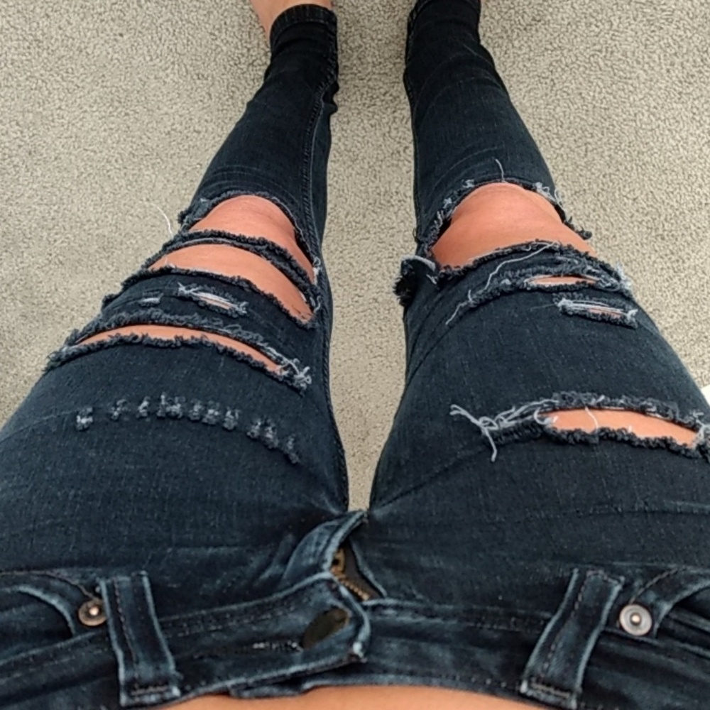 Levi sz 25 black distressed jeans